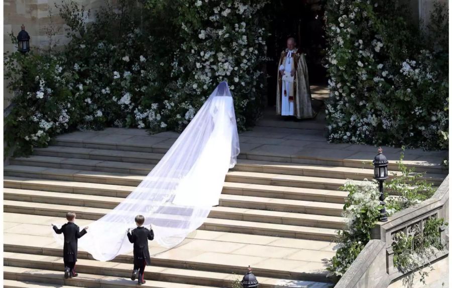 Dieses Bild geht in die Geschichte ein: Meghan stieg die Treppe zur Kirche ohne Begleitung hoch.