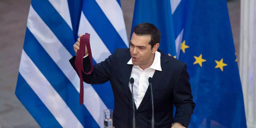 Alexis Tsipras, Ministerpräsident von Griechenland, spricht bei einer Sitzung der Parlamentsfraktion seiner linken Partei Syriza in Athen und hält dabei eine Krawatte in seiner Hand.