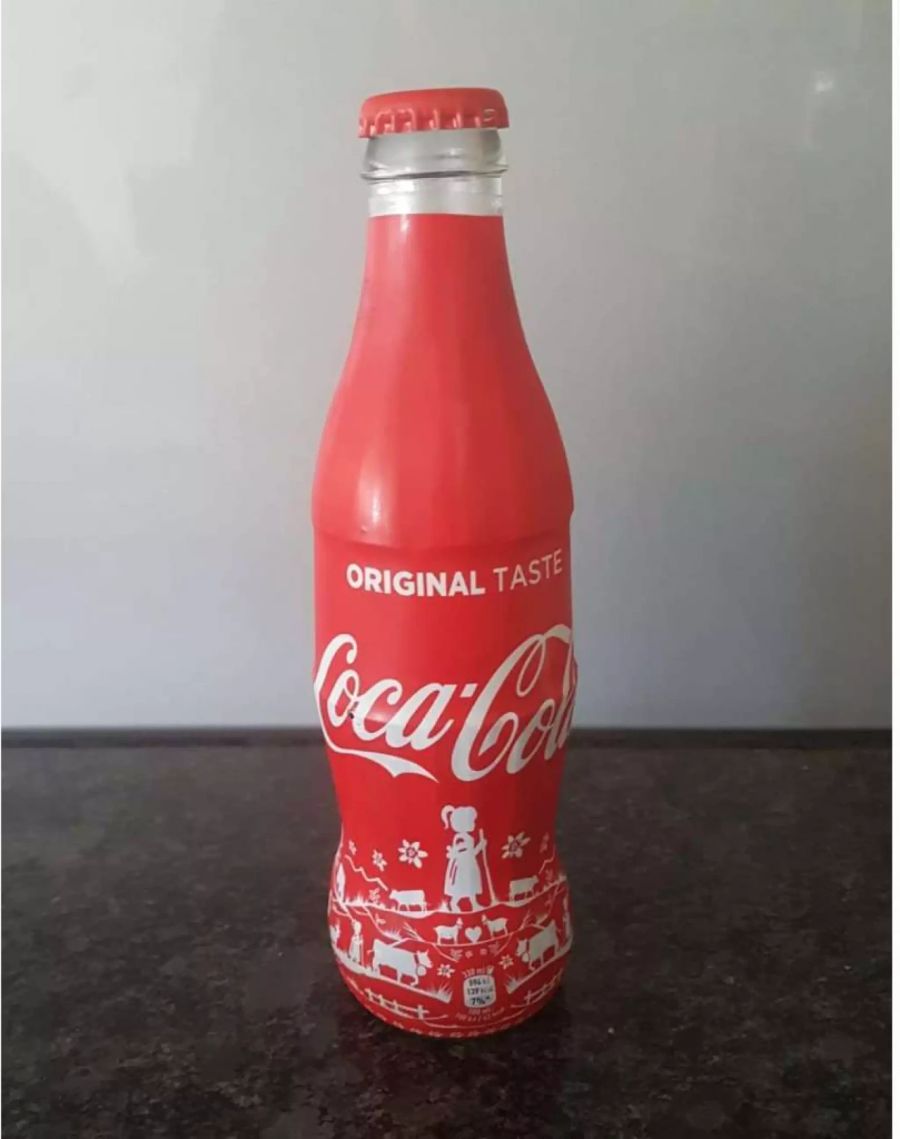 Coca-Cola Flasche mit Edelweiss, Kühen, Scherenschnitten und Heidi.