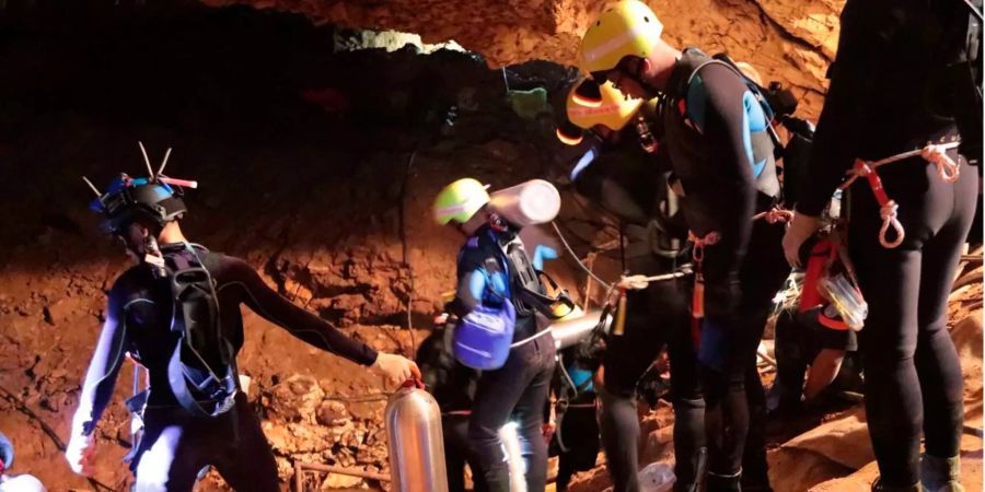 Rettungstaucher in der Höhle im Einsatz.