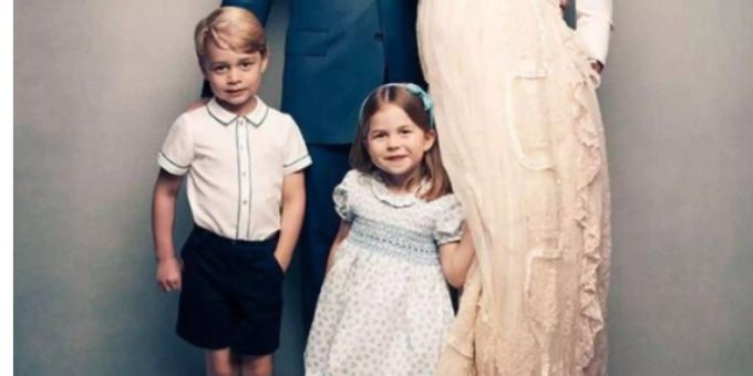 Frechdachs - Prinzessin Charlotte zupft am Taufkleid ihres Brüderchens