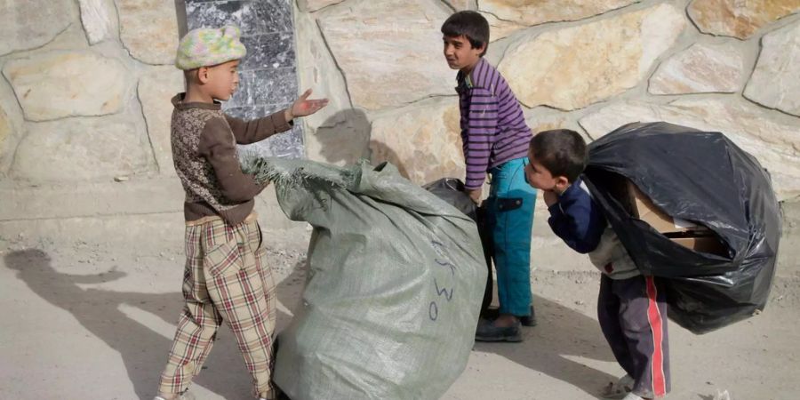 Millionen von Kindern in Afghanistan können nicht die Schule besuchen.