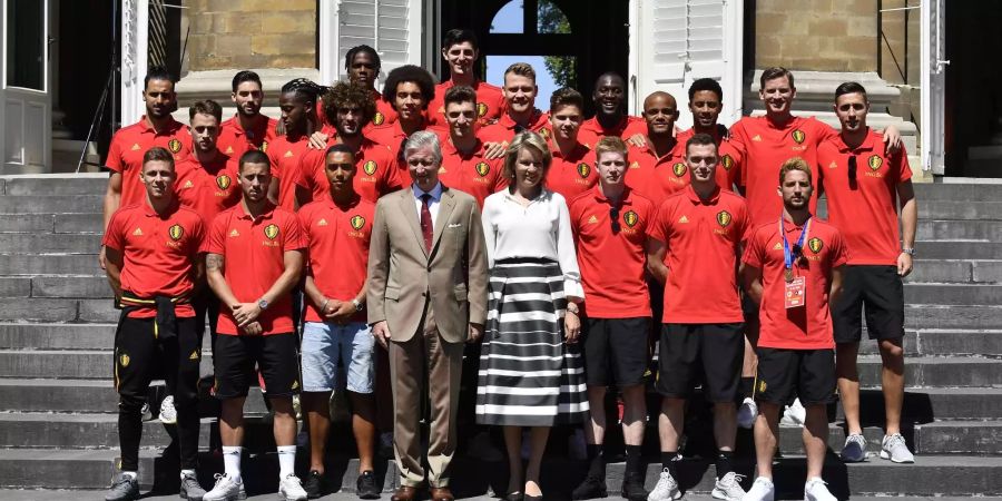 König Philippe hat die belgische Nationalmannschaft auf Schloss Laeken empfangen.