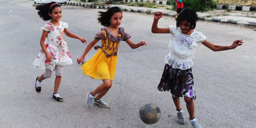 Mädchen spielen nach der Waffenruhe in der syrischen Stadt Daraa wieder Fussball.