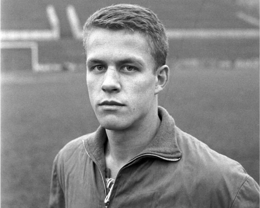 Otto Rehhagel 1963, damals Spieler vom Fussball-Bundesligisten Hertha BSC Berlin, aufgenommen beim Fototermin der Mannschaft.