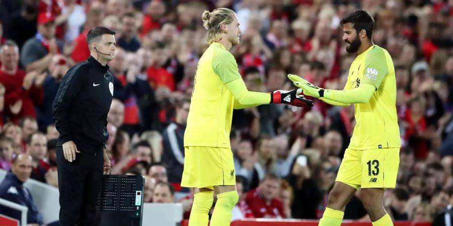 Liverpools deutscher Torhüter Loris Karius (Mitte) kommt für den Brasilianer Alisson auf das Spielfeld. Der 25-Jährige wurde von den Fans mit lautem Beifall begrüsst und die Anhänger erhoben sich von ihren Sitzen.