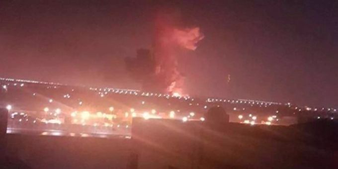 Bilder von der Unglücksstelle zeigen, wie Flammen aus einem Gebäude empor schiessen. Bilder von der Unglücksstelle zeigen, wie Flammen aus einem Gebäude empor schiessen.