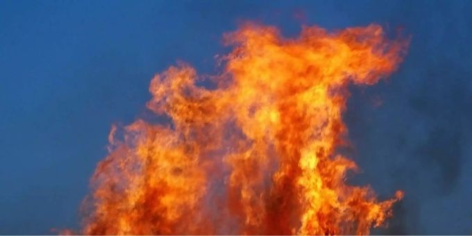 Das Feuer hat drei Personen das Leben gekostet. (Symbolbild) feuer gebäudebrand