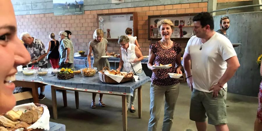 Ein paar Fans wollen ein Souvenir-Foto mit Bundesrätin Simonetta Sommaruga. Sie nimmt es mit Humor.