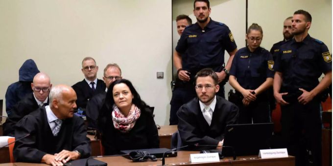 Zschäpe vor der Urteilsverkündung zwischen ihren beiden Anwälten. Zschäpe vor der Urteilsverkündung zwischen ihren beiden Anwälten.