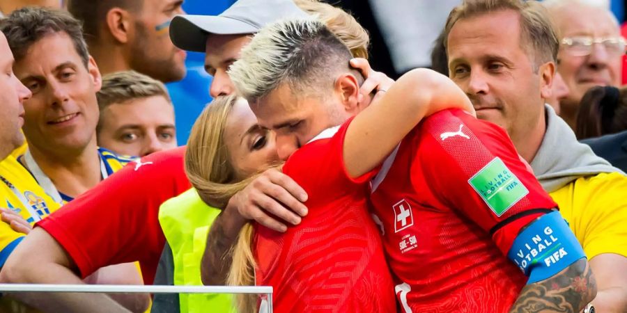 Valon Behrami tröstet sich bei seiner Frau Lara Gut nach dem WM-Aus gegen Schweden.