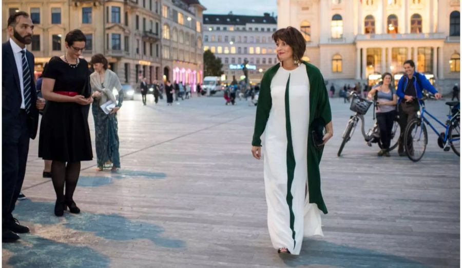 Doris Leuthard auf dem Weg zum Grünen Teppich des Zurich Film Festival 2017. Kleid: Akris.