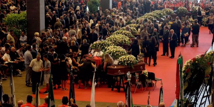 Angehörige versammeln sich zu einer Trauerfeier für die Opfer der Brückenkatastrophe in Genua. Der Samstag wurde zum nationalen Trauertag in Italien erklärt und beinhaltet ein Staatsbegräbnis auf dem Messegelände der Industriehafenstadt für die Opfer, die bei dem Einsturz der Morandi-Autobahnbrücke ums Leben kamen. Angehörige versammeln sich zu einer Trauerfeier für die Opfer der Brückenkatastrophe in Genua. Der Samstag wurde zum nationalen Trauertag in Italien erklärt und beinhaltet ein Staatsbegräbnis auf dem Messegelände der Industriehafenstadt für die Opfer, die bei dem Einsturz der Morandi-Autobahnbrücke ums Leben kamen.