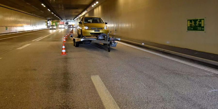 Der losgelöste Anhänger steht im Kirchenwaldtunnel auf der Autobahn bei Hergiswil NW.