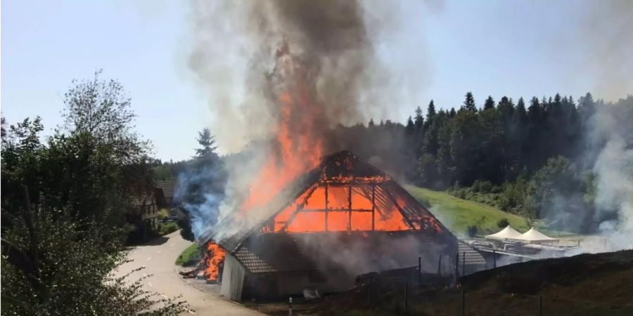 Die Scheune an der Dorfstrasse in Glashütten AG brannte beim Eintreffen der Feuerwehren bereits lichterloh.