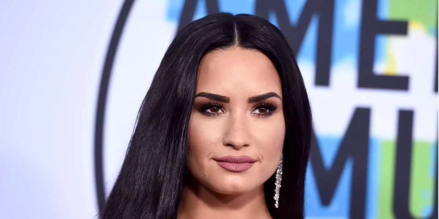 Demi Lovato kommt zur Verleihung der American Music Awards. Nach einem mutmasslichen Drogenvorfall vor knapp zwei Wochen hat sich US-Sängerin Demi Lovato (25) erstmals öffentlich zu Wort gemeldet.