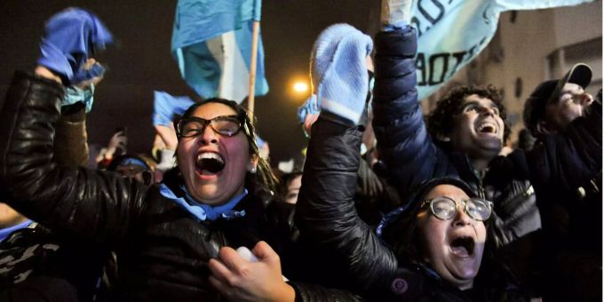 Demonstranten gegen die Entkriminalisierung der Abtreibung feiern vor dem Kongress in Buenos Aires (ARG). Demonstranten gegen die Entkriminalisierung der Abtreibung feiern vor dem Kongress in Buenos Aires (ARG).
