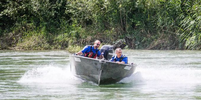 Zwei Polizisten auf der Aare. Zwei Polizisten auf der Aare.