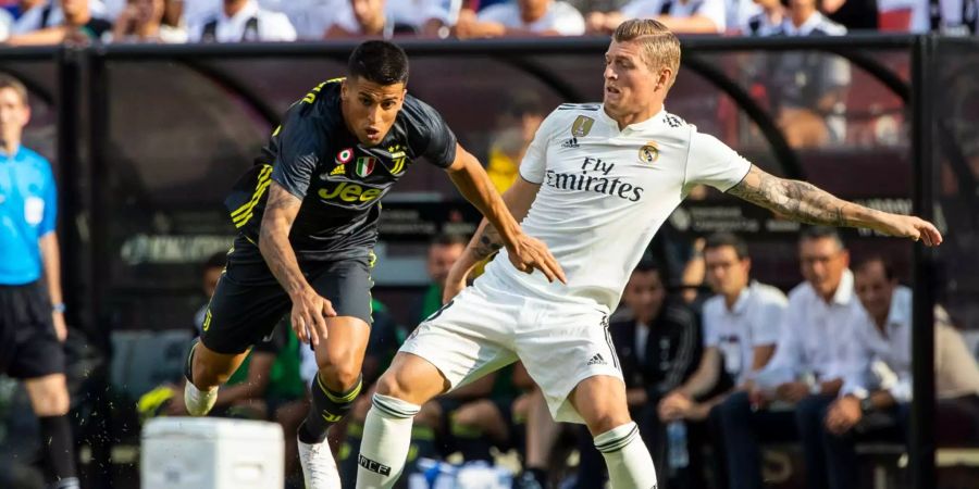 Real Madrid vs. Juventus in der International Champions Cup. Juve-Verteidiger Joao Cancelo (l.) und Real Madrids Toni Kroos (r.) in Landover, Maryland, USA, am 4. August 2018.