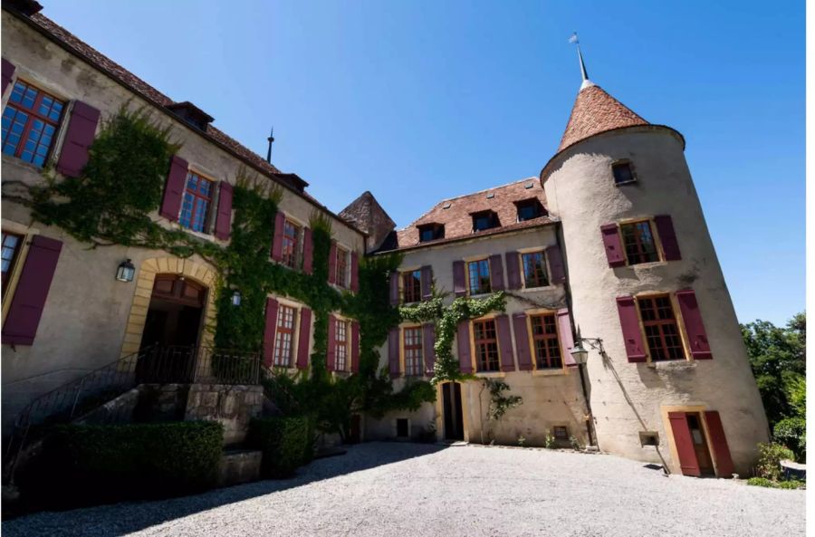 Das Schloss befindet sich in der Orbe-Ebene in Bavois im Kanton Waadt, gut 20 Minuten von Lausanne entfernt.