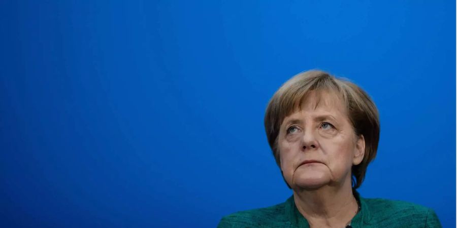 Angela Merkel kündigt an, weitere vier Jahre im Amt zu bleiben