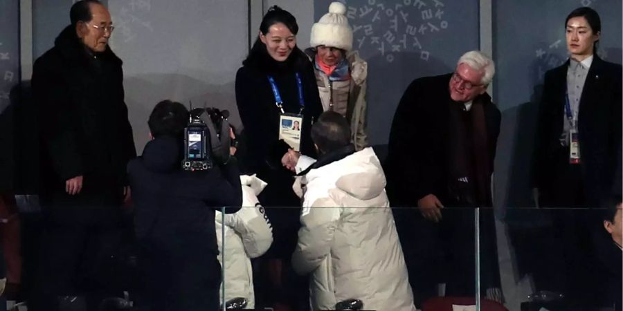 Moon Jae In (vorn, von hinten), Präsident von Südkorea, schüttelt die Hand von Kim Yo Jong (hinten), Schwester des nordkoreanischen Machthabers Kim Jong Un,.