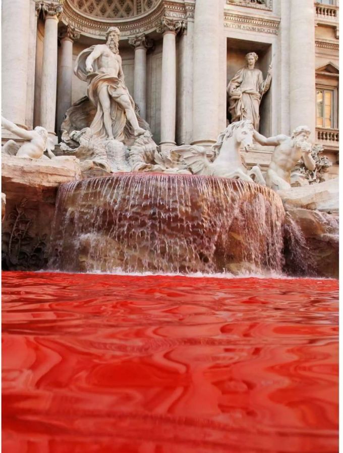 Auf den Trevi-Brunnen wurde schon vor zehn Jahren ein Farbanschlag verübt. Auf den Trevi-Brunnen wurde schon vor zehn Jahren ein Farbanschlag verübt.