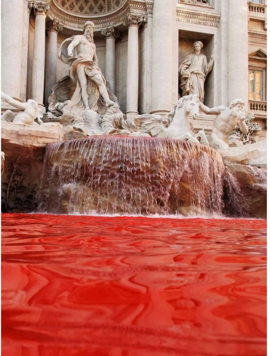 Auf den Trevi-Brunnen wurde schon vor zehn Jahren ein Farbanschlag verübt.