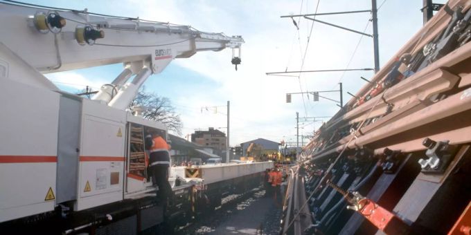 Ein Kranwagen der SBB. Ein Kranwagen der SBB steht auf einem Gleis. q