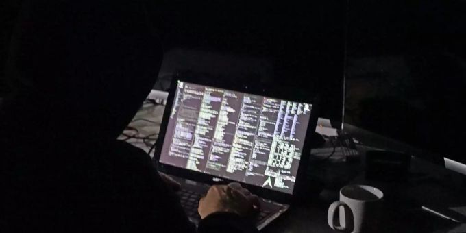 Ein Monitor zeigt verschiedene Fenster mit Programmcodes. ebolafieber