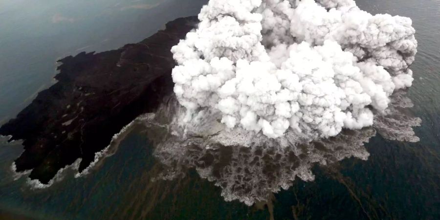 Krater des Vulkans Anak Krakatau in der Sunda-Meerenge.