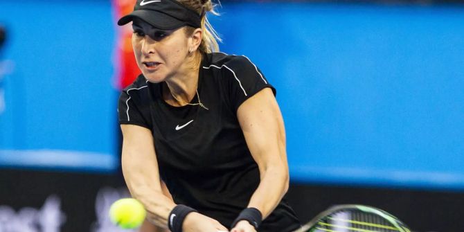 Belinda Bencic schlägt eine Rückhand