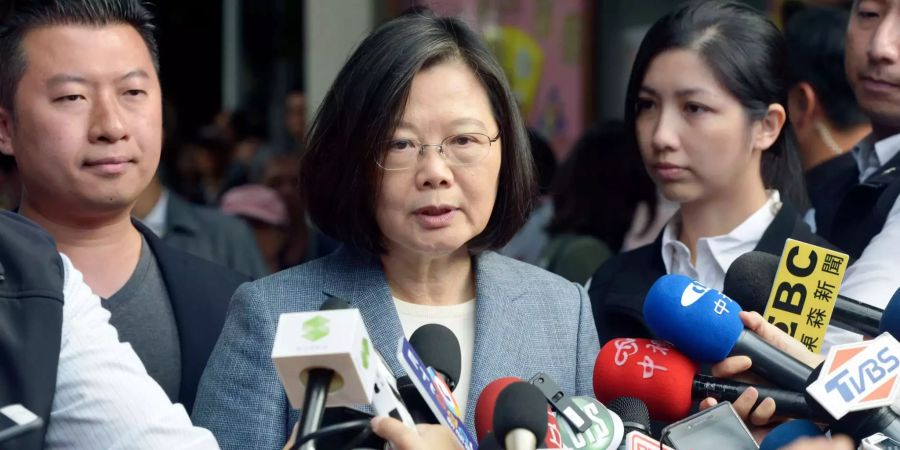 Tsai Ing-wen spricht zu Medien.