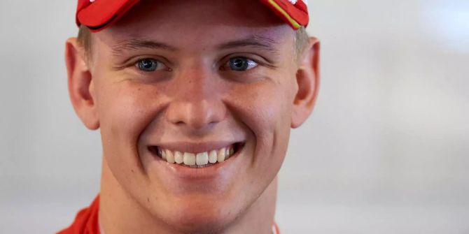 Mick Schumacher grinst in die Kamera.