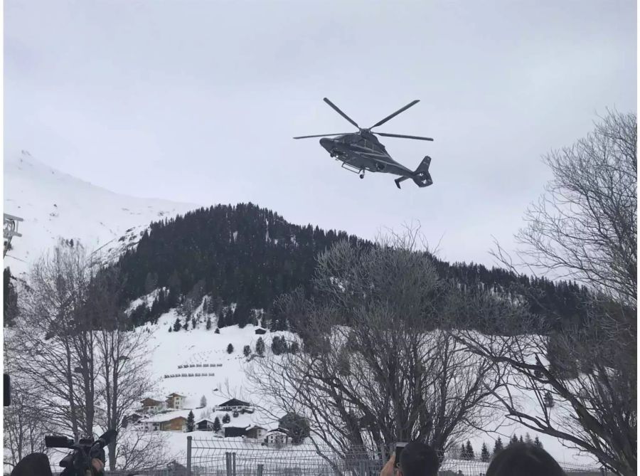 Die Armee unterstützt die Kantonspolizei mit Leistungen am Boden sowie in der Luft.