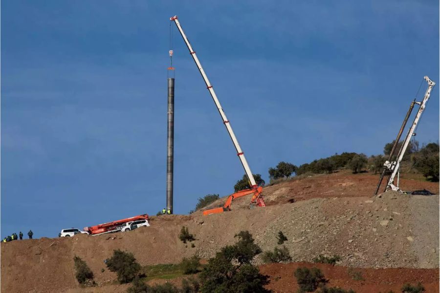 Hier wird das Rohr innerhalb des Rettungstunnels platziert.