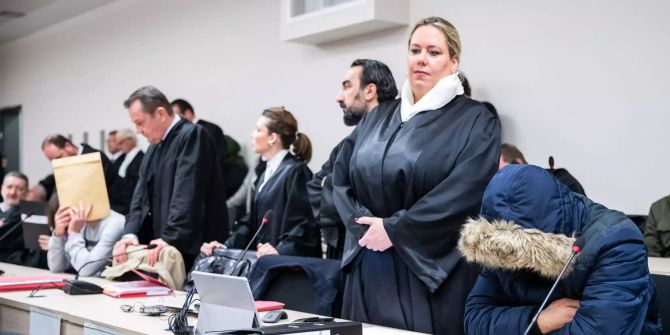 Prozess gegen 13 Syrer aus dem Umfeld eines Clans