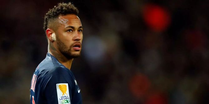 Neymar schaut in die Ferne