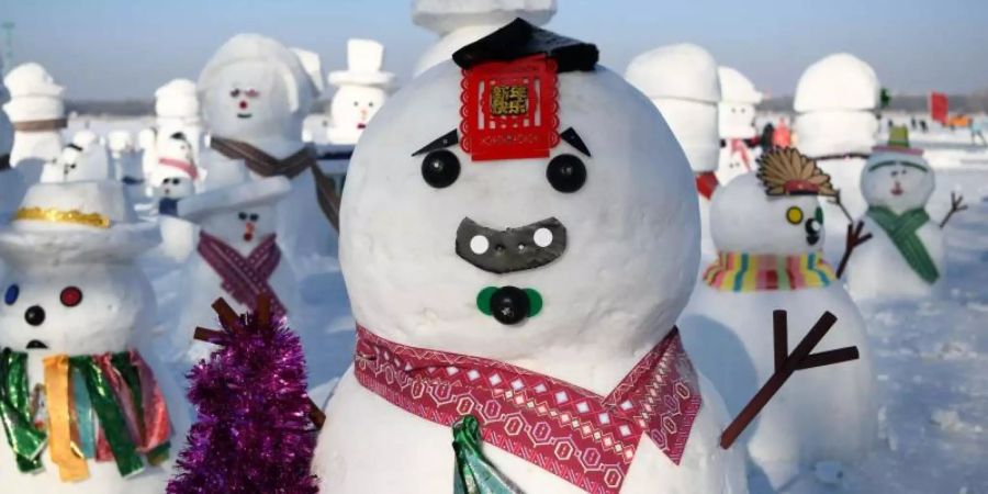 Sie begrüssen das neue Jahr: Schneemänner in Harbin, der Hauptstadt der nordöstlichen chinesischen Provinz Heilongjiang. Foto: Wang Jianwei/XinHua