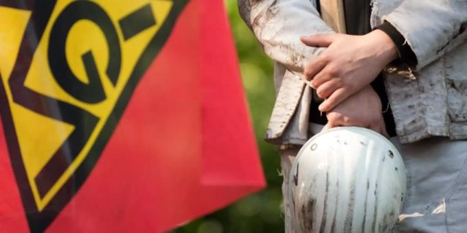 Im Tarifkonflikt der nordwestdeutschen Stahlindustrie hat die IG Metall zu Warnstreiks aufgerufen. Foto: Bernd Thissen Im Tarifkonflikt der nordwestdeutschen Stahlindustrie hat die IG Metall zu Warnstreiks aufgerufen. Foto: Bernd Thissen