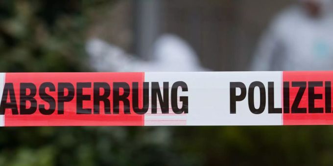 Eine Autofahrer stirbt bei Wängi TG, nachdem er in einen Strommast geprallt ist. strommast