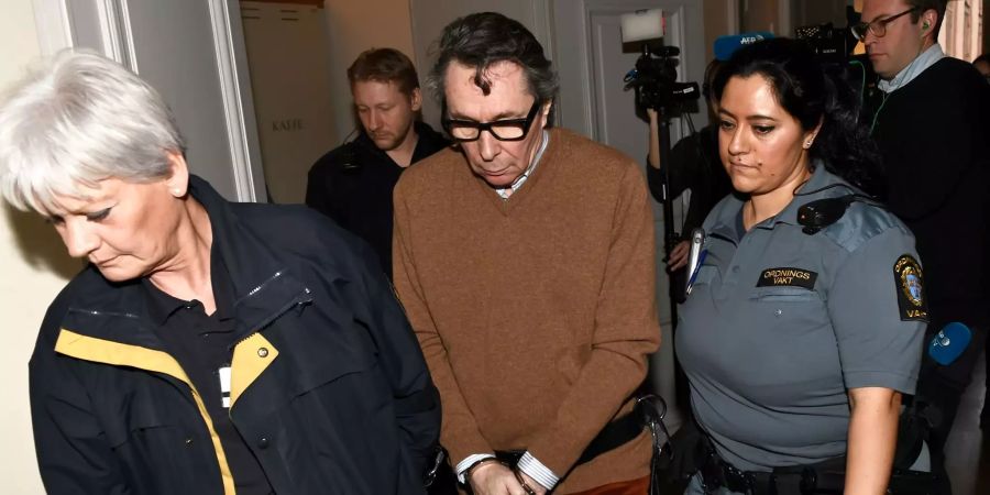 Jean-Claude Arnault (M) wird aus einem Gerichtssaal eskortiert.