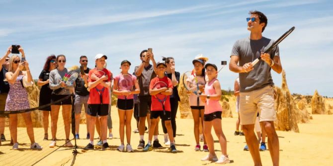 Roger Federer spielt in Australien Tennis mit Kindern