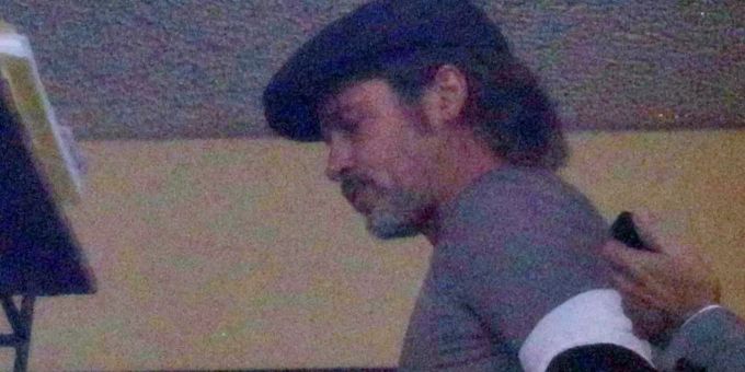 Brad Pitt steht mit gesenktem Kopf beim Scheidungsanwalt in Beverly Hills.