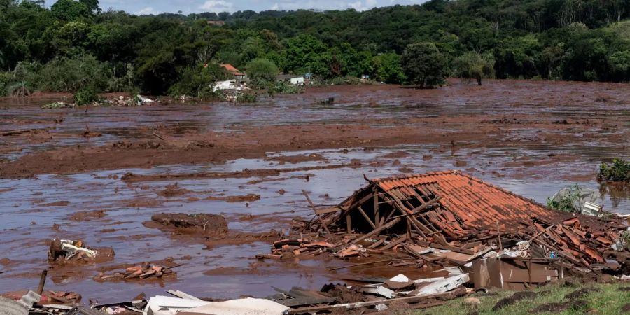 Ein Schlammlawine in Brasilien schwemmte ganze Häuser weg.