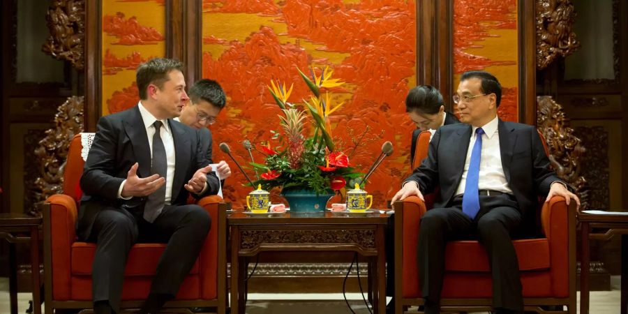 Li Keqiang und Elon Musk