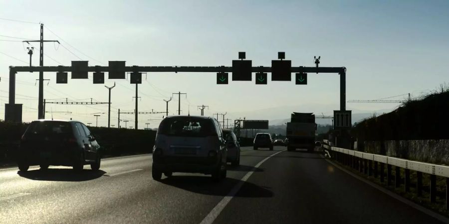 Autos fahren auf der A1.