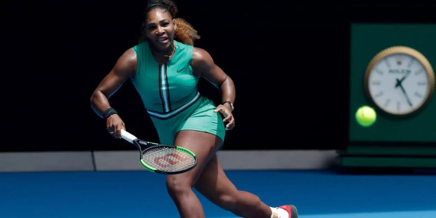 Serena Williams in einem grünen Einteiler.