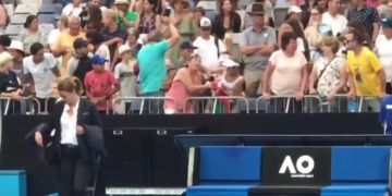 Zwei Fans streiten sich um das Stirnband von Aryna Sabalenka
