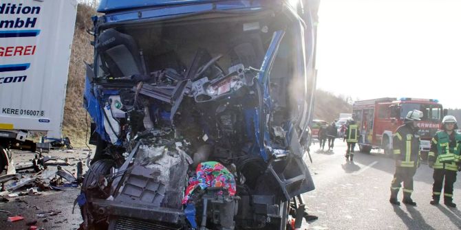 Einsatzkräfte der Rettungsdienste sichern eine Unfallstelle auf der A8